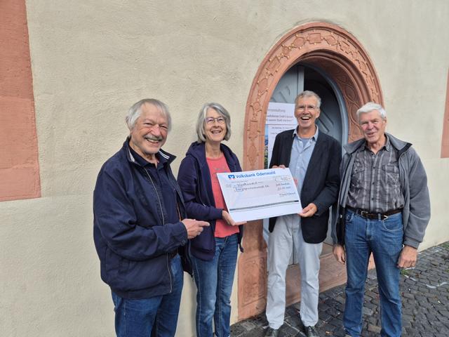 Übergabe der Spende von der Bürgerstiftung