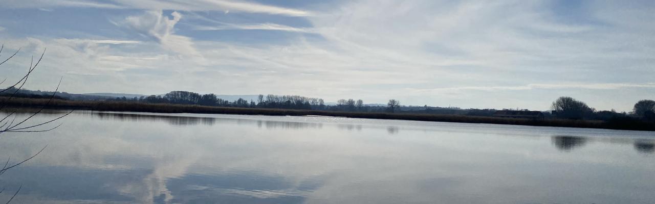 Seelandschaft mit Sonne